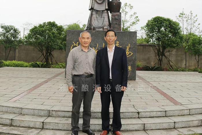 杏耀董事长与漆教授合影