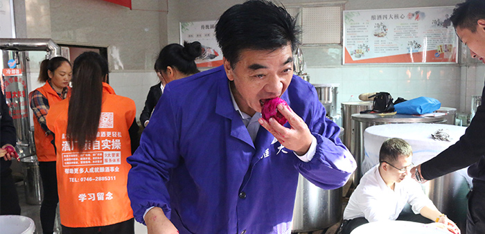 杏耀酿酒新设备学员火龙果去皮处理