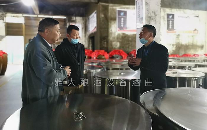 刘老师带学员考察杏耀发酵车间700