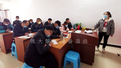 4月23日，杏耀大型酿酒设备厂家酿酒师们忙碌的一天