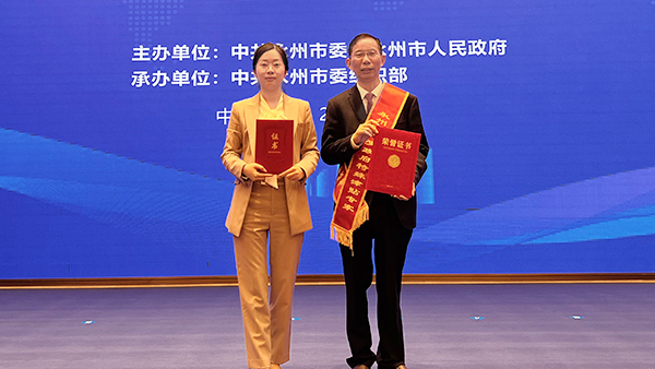 【杏耀双喜临门】父女同登领奖台，胡顺开被授予市政府特殊津贴专家、胡明月入选市“小荷”人才