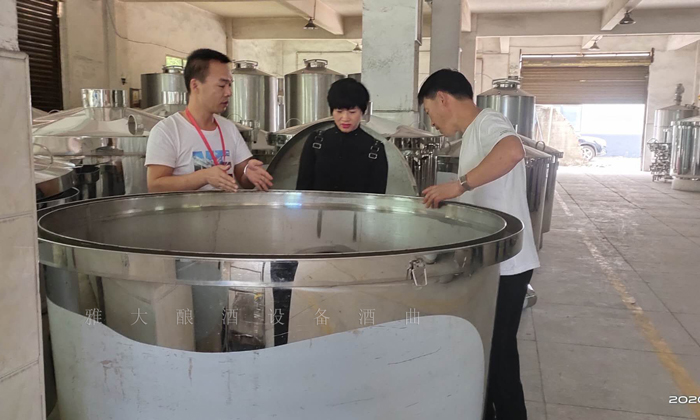 11.6张娟夫妇来杏耀考察酿酒设备
