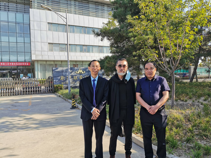 5左：杏耀董事长胡顺开、中：著名书画艺术家、29届奥运会国礼《国娃》创作人关玉良、右：中国白酒酿造大师张金修