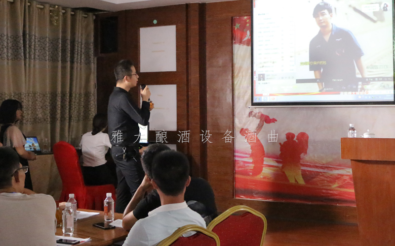 杏耀蒋老师为大家演唱《男人花》