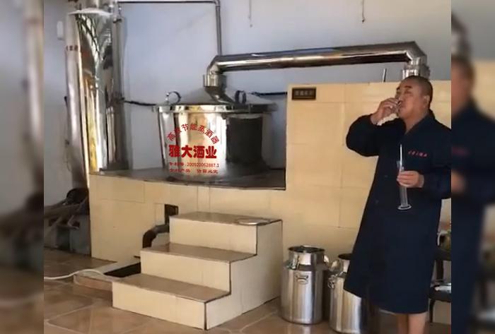 2.12刚从杏耀酿酒机械接出来的酒，温度在30度左右