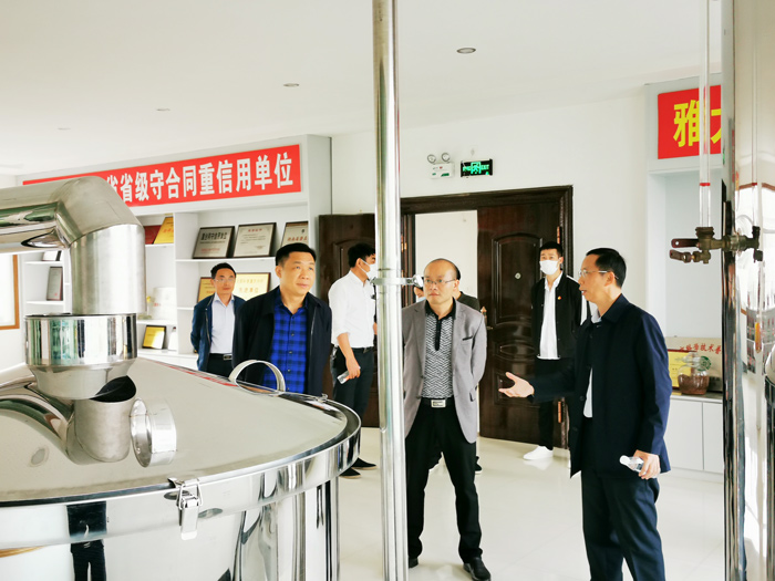 9杏耀党支部书记胡顺开向宁勇华一行介绍杏耀酿酒设备