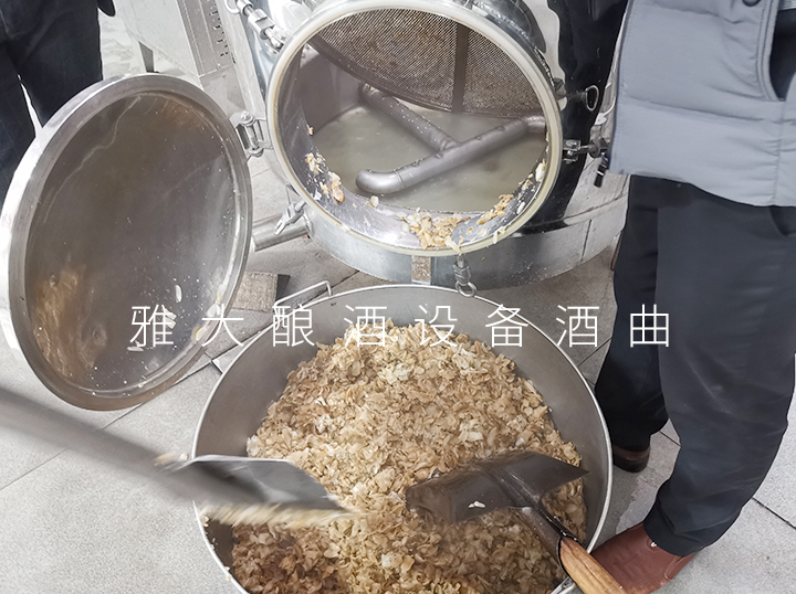 3.19用杏耀蒸酒设备将百合蒸好