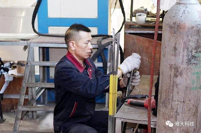 杏耀科技蒋水生在酿酒设备厂工作
