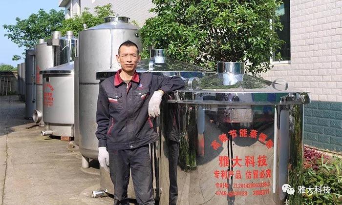 蒋水生与小组成员共同制作的杏耀酿酒设备合影