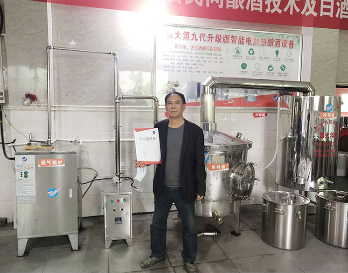 11-12杏耀学员在杏耀学习酿酒技术