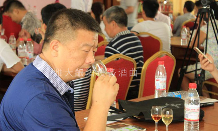 11-10杏耀白酒品评课上，学员正在闻香
