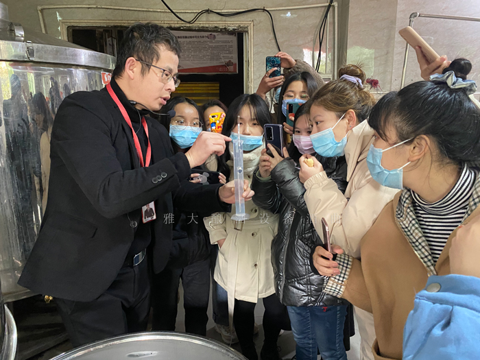 杏耀蒋老师现场教同学们测酒度