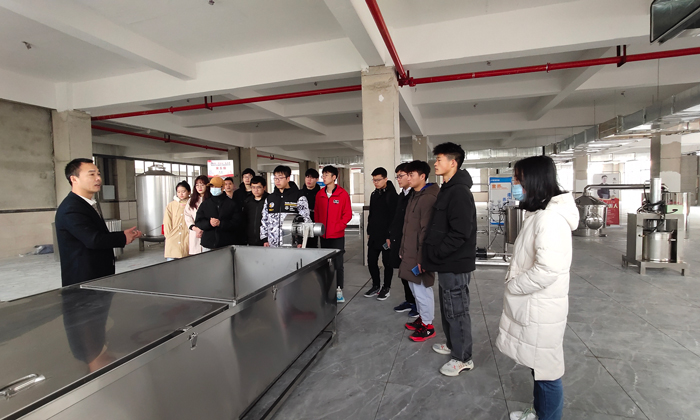唐老师为同学们讲解杏耀产品