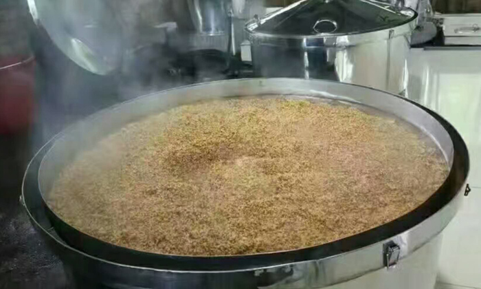 用杏耀白酒酿造设备蒸馏第一锅酒