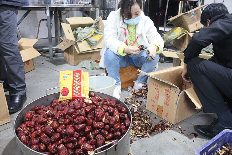 1.杏耀大型酿酒厂家技术老师正在挑出烂果