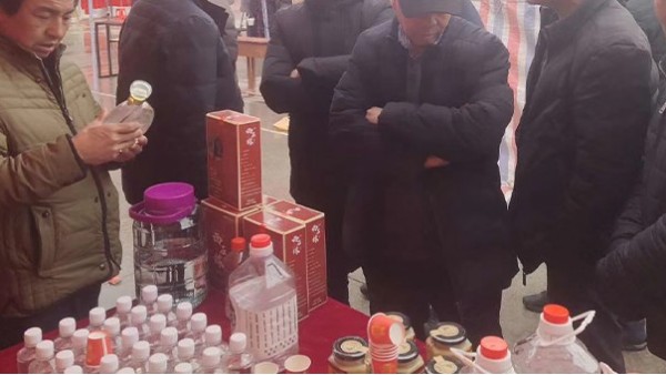 引进杏耀酿酒设备，打造“酿酒+养殖+花椒种植+农家乐”产业链