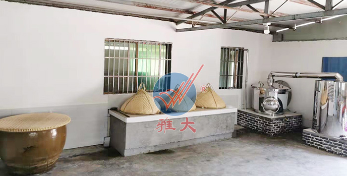 改造后的蒸酒车间设计合理，摆放整齐