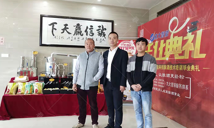 11-30黄哥兄弟俩来杏耀考察并学习酿酒技术