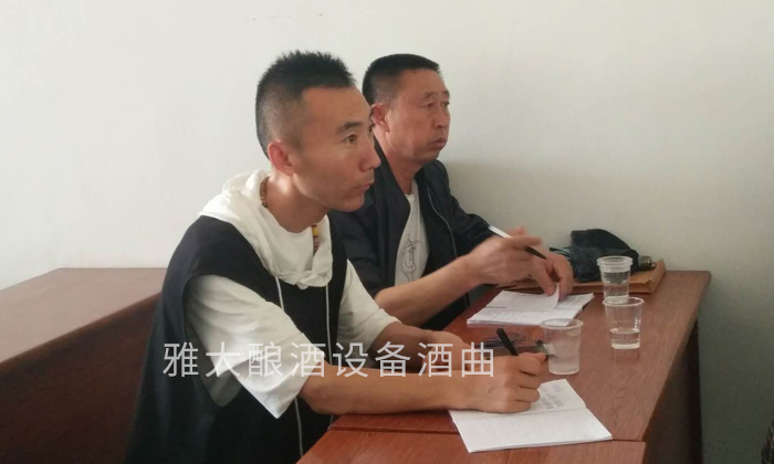 张叔跟侄子来杏耀选购酿酒设备并系统学习酿酒技术