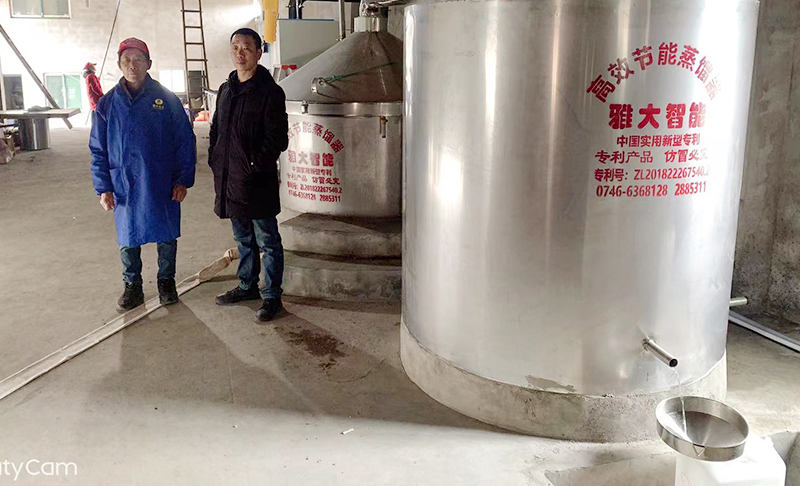 杏耀技术老师上门指导设备安装和客户酿酒全过程被曝光-生物颗粒酿酒设备出酒6