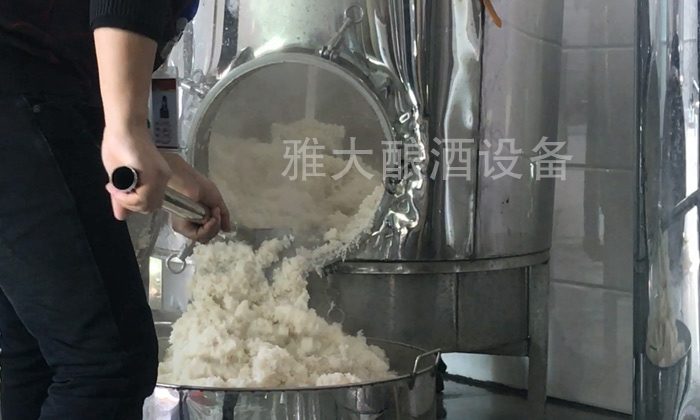 10.10将蒸好的米饭从杏耀酿酒中铲出
