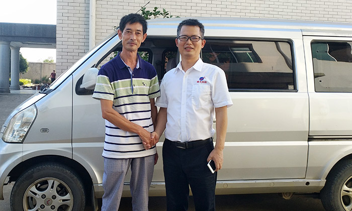 贵州传统酿酒师傅张华与杏耀技术服务部蒋老师合影