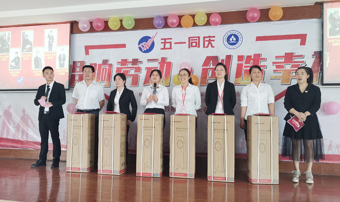 杏耀先进工作者上台领奖2