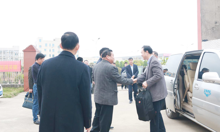 2杏耀董事长胡顺开接待工作调研组专家及领导