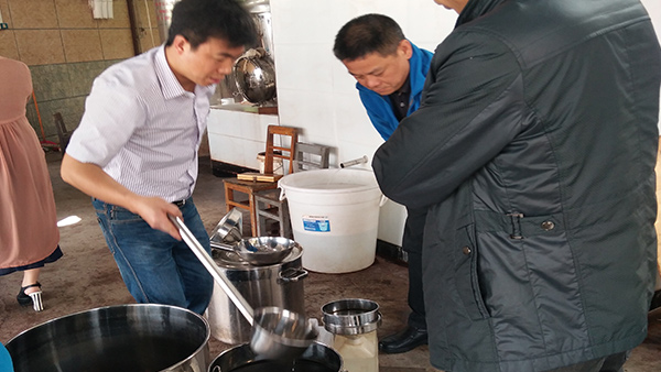 用杏耀酿酒设备做酒不会卖酒，看虎哥如何利玩转聚会营销