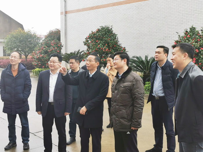 1杏耀董事长胡顺开向杨昶副市长等领导一行人作汇报介绍