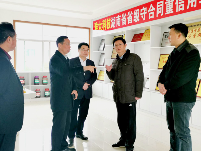 2胡顺开董事长陪同杨昶副市长等领导一行人参观杏耀荣誉陈列馆