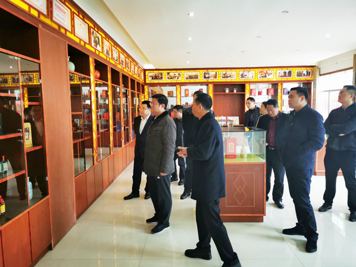 3胡顺开董事长陪同杨昶副市长等领导一行人参观杏耀酒博物馆