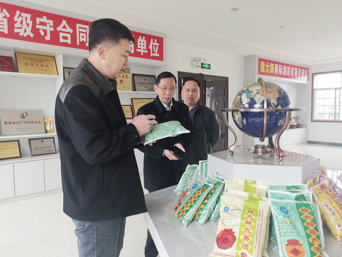 10胡顺开董事长在荣誉展厅向李群辉常委副区长介绍杏耀酒曲