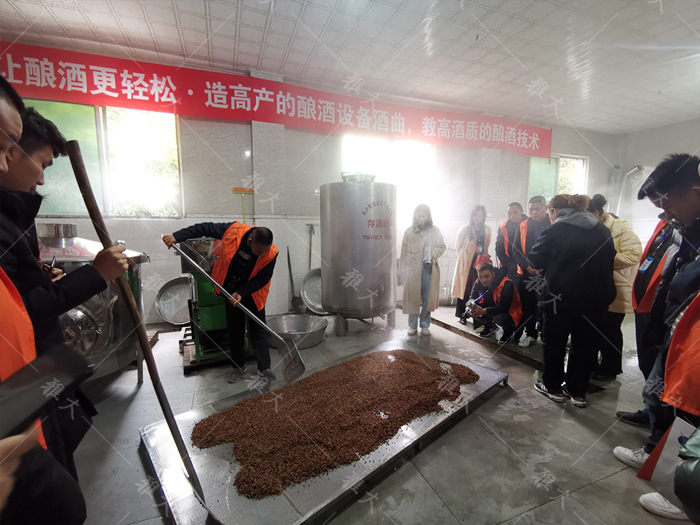 13酿友们在杏耀酒厂做高粱酒