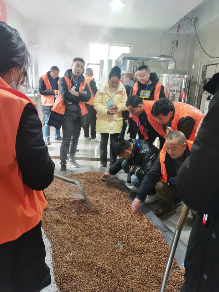 14酿友们在杏耀酒厂做高粱酒