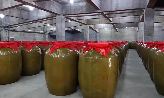 9.4--在杏耀高粱酿酒设备厂的协助下,胡家酒坊成功办理小规模生产许可证 存酒车间