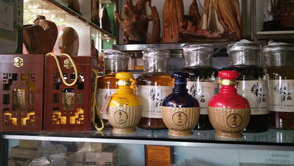 用杏耀大型酿酒设备做薏米酒，“酿”出村民致富路
