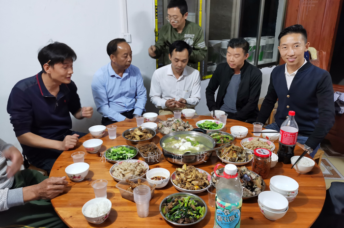 10.15杏耀魏老师上门指导客户酿酒，喝自家酒坊酿的纯粮酒