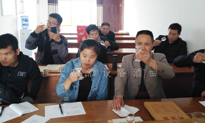 4.9杏耀酿酒师教学员正确的白酒降度方法