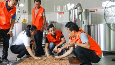 8.12在杏耀实操酿酒技术-缩.jpg