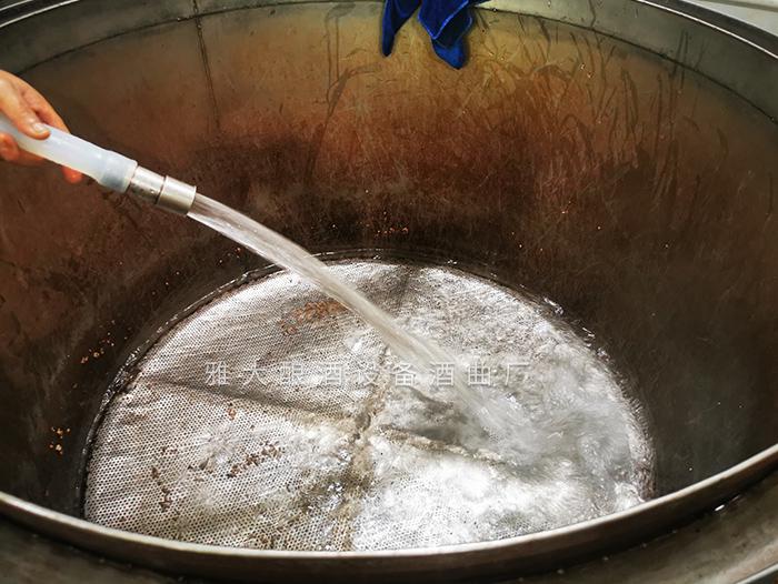 用杏耀烤酒设备蒸完酒后，清洗干净容器