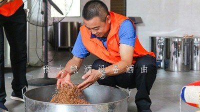 11月，杏耀迎来了酿酒实操教学小高峰，学员们撸起袖子加油干