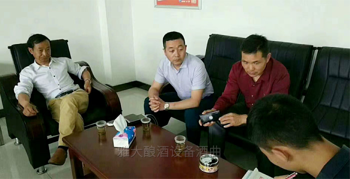 饶总一行人来杏耀考察蒸汽酿酒设备