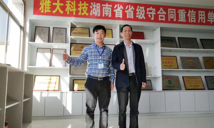 李树刚与杏耀酿酒蒸馏设备胡总合影
