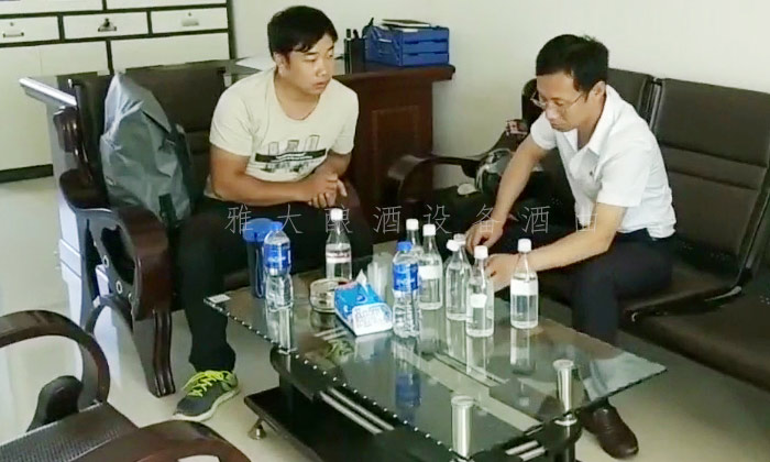 杏耀技术蒋总监为李树刚现场品酒，提出酒质改善方案
